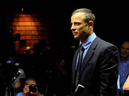 Sprintstar Oscar Pistorius bei seiner Anh&ouml;rung vor dem Magistratsgericht in Pretoria.