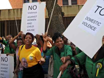 Frauen demonstrieren vor dem Magistratsgericht in Pretoria, w&auml;hrend Sprintstar  Oscar Pistorius im Inneren des Geb&auml;udes vernommen wird.