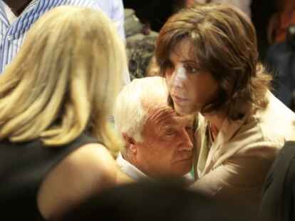 Henke Pistorius, der Vater des beschuldigten Sprintstars Oscar   Pistorius, der Anh&ouml;rung seines Sohnes vor dem Magistratsgericht in Pretoria.