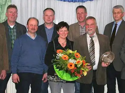 Wechsel an der Landvolk-Spitze (von links): Wolfgang Molle, J&uuml;rgen Seeger, Herwig Blankemeyer, Ingo Wachtendorf, Erika Rippen, Uwe Sudbrink, Heino Rippen, Bernhard Wolff und Heiko T&ouml;njes.