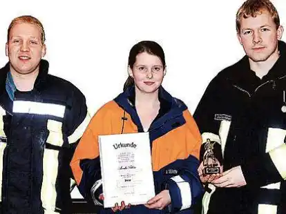 Der stellvertretende Jugendfeuerwehrwart Heiko Sobing (von links) mit der Jugendfeuerwehrfrau Annika Tebben und Jugendfeuerwehrwart Jan Wasserthal