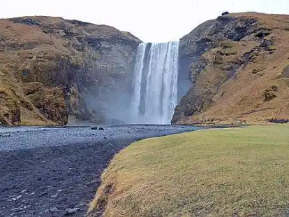 Imposant: der Wasserfall Sk&oacute;gafoss an der S&uuml;dk&uuml;ste Islands (gro&szlig;es Bild) &ndash; gut f&uuml;r die Haut: die blaue Lagune in einer skurrilen Lava-Landschaft (kleines Bild)