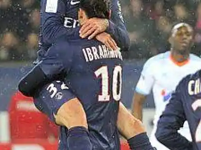 epa03599099 Zlatan Ibrahimovic of Paris Saint-Germain celebrates with his teammate David Beckham (up) after scoring the 2-0 lead during the French Ligue 1 soccer match between Paris Saint Germain and Olympique Marseille at Parc des Princes stadium in Paris, France, 24 February 2013. EPA/YOAN VALAT +++(c) dpa - Bildfunk+++