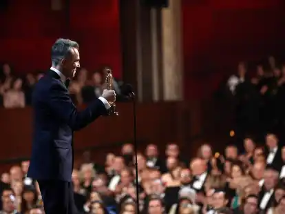 Daniel Day Lewis (&bdquo;Lincoln&ldquo;) bedankt sich f&uuml;r den Oscar f&uuml;r die beste Hauptrolle.