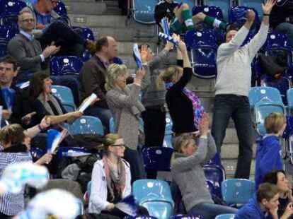 Viele Fans, Familienmitglieder und Freunde bejubelten die kleinen Sportler lautstark von der Trib&uuml;ne aus, was N@chbar Rainer Stolle als tolle Momentaufnahmen festhielt.