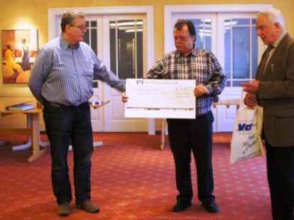 Ein weiteres erfreuliches Highlight war die Spenden&uuml;bergabe von ca. 600 Euro an den Verein &bdquo;Aktion Delphin e.V. Hilfe f&uuml;r kranke Kinder&ldquo;, der mit viel Freude den Scheck dankend entgegen nahm. Weitere Bilder sind auf mein-wiefelstede.de zu entdecken.