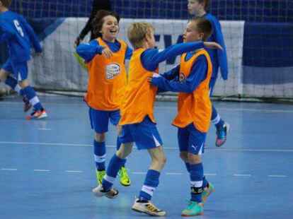 16 E-Jugend-Mannschaften k&auml;mpften um die Ehre und tolle Siegerpreise. Sch&ouml;n zu sehen, wenn  schon in den jungen Jahren das Teamgef&uuml;hl so stark ist.