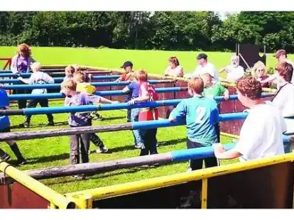 Spannende Spiele trugen die M&auml;dchen und Jungen beim Human-Kicker-Turnier in Munderloh aus.