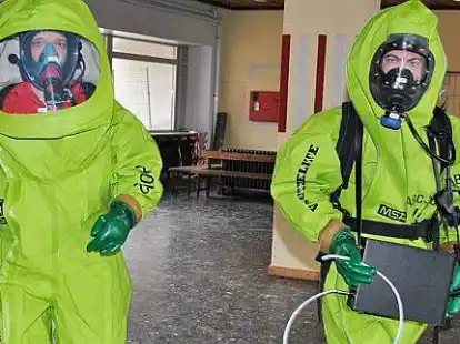 Feuerwehrkr&auml;fte betreten das Schulzentrum in Holzminden in schwerer Schutzbekleidung..