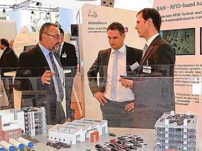 Der Forschungsverbund &bdquo;Log-Dynamics&ldquo; der Uni stellt auf der &bdquo;Cebit&ldquo; das Modell eines Hafenterminals vor. Es veranschaulicht den RFID-basierten Fahrzeugumschlag im Hafen. Der Betrachter hat die M&ouml;glichkeit, durch Verfolgen eines fahrenden Modellautos den gesamten Logistikprozess f&uuml;r Fahrzeuge im Hafen kennenzulernen.