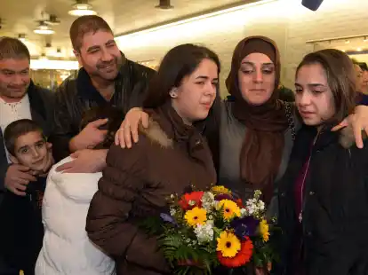 Familienangeh&ouml;rige begr&uuml;&szlig;en Gazale Salame im Flughafen in Hannover.
