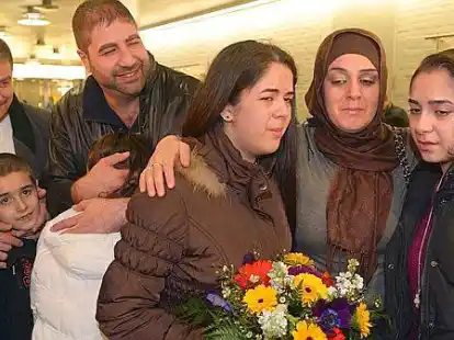 Wieder vereint: Gazale Salame (2.von recht) und ihr Mann Ahmed Siala (2.von links) zusammen mit ihren Kindern Sohn Gazi (links unten), Schams (im Arm des Vaters) Amina und Nura (rechts) im Flughafen in Hannover.
