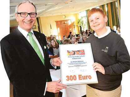 Stolzer Sieger: Achtkl&auml;ssler Jan-Wilhelm Waldmann von der Schule Gut Spascher Sand bekam von Martin Grapentin die Urkunde f&uuml;r seine Langzeitarbeit &uuml;berreicht.