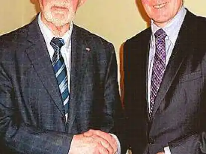 Diakonie-Vorstand Thomas Feld (rechts) verabschiedete den ausscheidenden Syno dalen Heinz Heinsen .