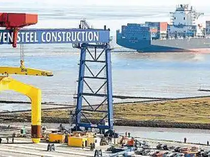 Blick auf Deutschlands gr&ouml;&szlig;ten Schwerlasthafen in Cuxhaven: &Auml;hnlich wie hier sollen &uuml;ber den geplanten Offshore-Terminal Bremerhaven riesige Bauteile f&uuml;r Windkraftanlagen transportiert werden, die k&uuml;nftig in der Nordsee Strom produzieren sollen.