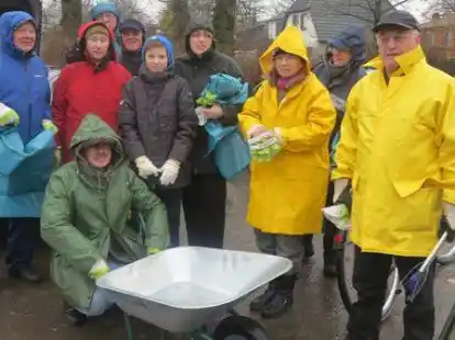 Eigentlich war ja alles auf den Fr&uuml;hling vorbereitet: Mitglieder des B&uuml;rgervereins Etzhorn nahmen an der Aktion &bdquo;Oldenburg r&auml;umt auf&ldquo; teil...
