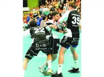Ausgebremst wurden die Handballer des WHV (Mitte Christian K&ouml;hrmann) in der Bundesliga. In der Zweiten Liga hoffen sie auf mehr Erfolg.
