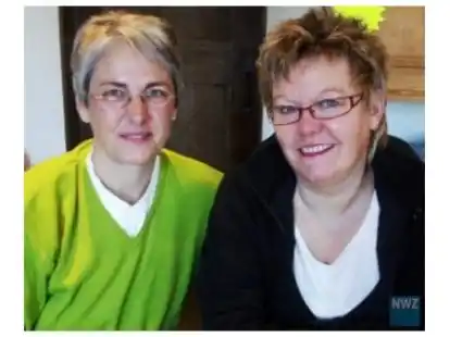 In der Plattenkiste: Marion Cordes-Major (l.) und Sabine Spieker-Lauh&ouml;fer