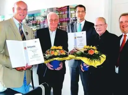 Dank f&uuml;r jahrzehntelanges Engagement (v.l.): B&uuml;rgermeister Hermann Th&ouml;lstedt (l.), Stadtrat Uwe Gritzka (3.v.l.) und Ratsherr Sascha Voigt (re.) ehrten Konrad Ausborn (2.v.l.) und Lutz Vorwieger (2.v.r.).