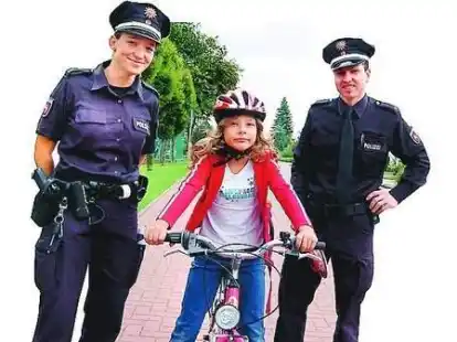 Vorschriftsm&auml;&szlig;ig: Lysann (Mitte, 8) mit Annika Haferkamp u. Dirk Ellwart