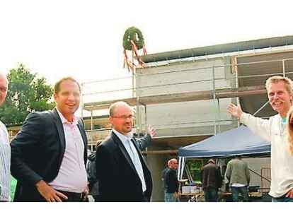 Grund zur Freude (v.l.): Joachim Finke, Alexis Angelis (beide Angelis & Partner), Meik M&ouml;llers (Dezernat Geb&auml;udemanagement der Universit&auml;t), Martin Hillebrecht und Irena Janssen (beide Hochschulsport).