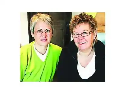 In der Plattenkiste: Marion Cordes-Major (l.) und Sabine Spieker-Lauh&ouml;fer