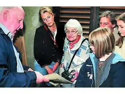 Fand interessierte Zuh&ouml;rer: Glockengie&szlig;ermeister Dieter Otto (li.) mit Besuchern im Kirchturm