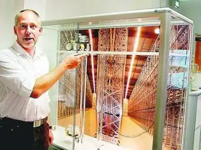 Professor Christof B&uuml;skens pr&auml;sentiert &bdquo;Lars&ldquo; im Hochregallager.