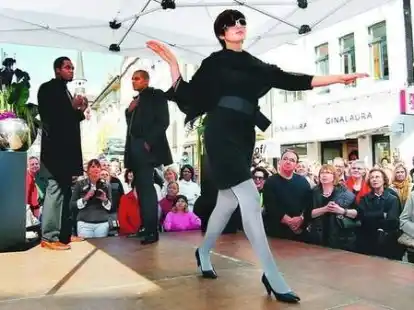 Elegant: Auch auf der B&uuml;hne am Lefferseck zeigten Models die Herbst-Trends f&uuml;r Damen und Herren.