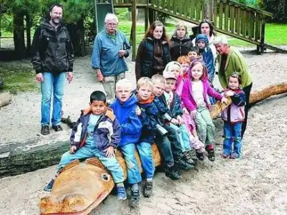 Die Kinder haben den Drachen schon mit Beschlag belegt: Erzieherinnen, Bahner und nicht zuletzt &bdquo;Baumkaiser&ldquo; G&uuml;nter Culik freuten sich.