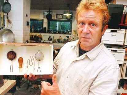 Pit Grosse fertigt in seinem Atelier in Neuenburgerfeld Objekte, die in Schubladen oder K&auml;sten untergebracht sind &ndash; kleine Welten mit Hintersinn und Anspielungen.