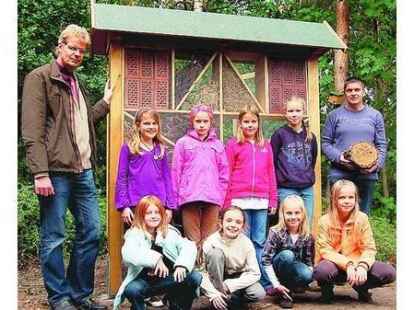 Die &bdquo;Hotelzimmer&ldquo; haben die Kinder der 4b mit Andreas Rensberg (r.) und Ufke Janssen (l.) eingerichtet.