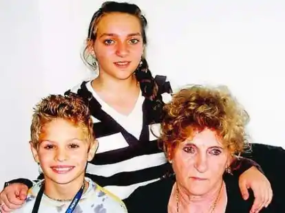 Sascha Frank (10) und Charlina Frank (14) mit ihrer Gro&szlig;mutter Adolfine Franz, Ehefrau von Anton Franz. Die beiden Zirkuskinder nehmen am Geschichtswettbewerb teil.
