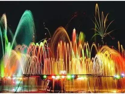 Beleuchtete Wasserfont&auml;nen begeisterten die zahlreichen Zuschauer in Jade.