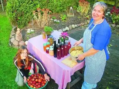 Gaby und Laura Nilling aus Friesoythe bereiten die Waren, die sie auf dem Bauernmarkt in Altenoythe an diesem Sonntag verkaufen wollen, vor.