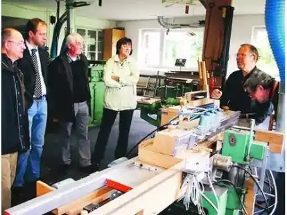 Gerd Kunst (rechts) erkl&auml;rte in seiner Werkstatt die Funktionsweise seiner patentierten &bdquo;Reihensteuerung f&uuml;r Arbeitsabl&auml;ufe&ldquo;.