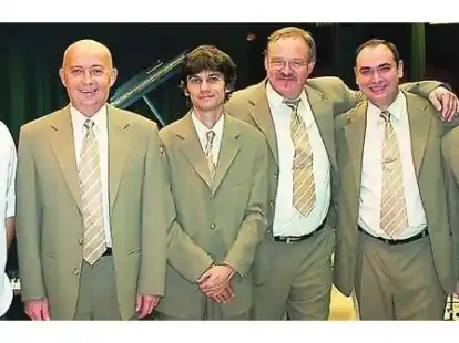 Der Pechvogel mit dem Armbruch, Caroli Balin (v. l.), mit seinen Mitspielern Josef Szeki, Viktor Bari, Janos Orban, Alexander Ricon und Janosch Szekeresch.