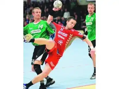 Varels Routinier Ralf Koring (am Ball) lieferte erneut eine starke Partie. Die Heimniederlage gegen den TSV Burgdorf konnte allerdings auch er nicht verhindern.