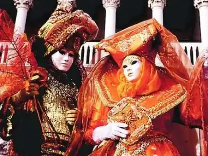 Der Karneval in Venedig bietet mit seinen Masken und Kost&uuml;men immer wieder geheimnisvolle  Bilder.