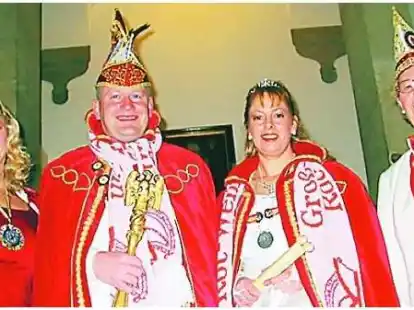 Narren im Rathaus (v. l.): Adjutantin Renate Wille, Prinz Frank I., Prinzessin Renate III. und Rot-Wei&szlig;-Pr&auml;sidentin Hella Keller.