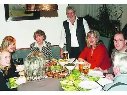 Gr&uuml;nkohl zum Sattessen lie&szlig;en sich Gunda Bredehorn-Langer (2.v.r.) und Ehemann Heiko (r.) von Gastwirt Dieter Schr&ouml;der (stehend) im &bdquo;Vorburger Hof&ldquo; servieren.