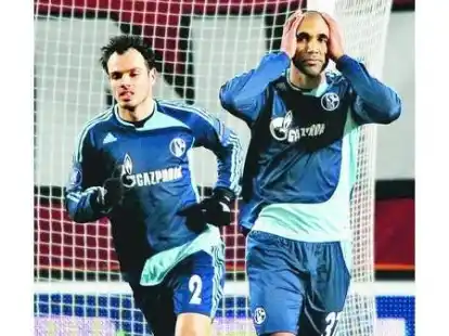 &Auml;rgerlich: Die Schalker Orlando Engelaar (rechts) und Heiko Westermann verloren in Enschede und m&uuml;ssen um den Einzug in die K.o.-Phase bangen.