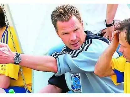 Da gehts lang: J&ouml;rg-Uwe Kl&uuml;tz (links) soll den Fu&szlig;ball-Regionalligisten BV Cloppenburg bis zur Winterpause auf den richtigen Pfad f&uuml;hren.