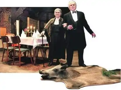 Frollein Sophie (Liesel Grallert) und Diener Johann (Bernfried Kunst) begeistern mit dem &bdquo;90. Geburtstag&ldquo; auf Platt die G&auml;ste auf Meyers&rsquo;s Diele.