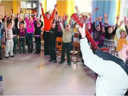 Doppelte Belohnung: Anke Schr&ouml;der &uuml;berreichte den Sch&uuml;lervertretern Elisabeth Unger und Till Meinken den ersten Preis. Die Gebr&uuml;der Jehn begeisterten die Kinder mit temperamentvollen Liedern (gro&szlig;es Bild).