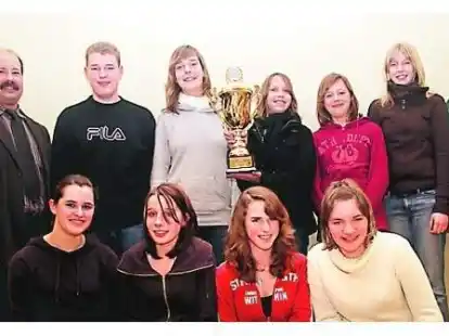 Dieter von Essen (l.) und Alwin Folte gratulierten den erfolgreichen Sch&uuml;tzen.