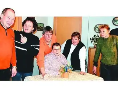Die Linteler Speelkoppel (v.l.) mit Frank und Anke B&uuml;scher, Jens Ehler, Anke Hibbeler, Doris Ahlers, Anke Pl&uuml;mer und Fred P&ouml;pken freuen sich auf die Premiere.