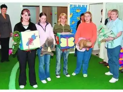 Junge Leute aus VHS-Jugendwerkst&auml;tten haben nicht nur die Betreuungsr&auml;ume f&uuml;r die Kinder an der Lange Stra&szlig;e in Varel umgebaut, sondern auch Spielzeug, Kuscheltiere und Lernmaterialien hergestellt.