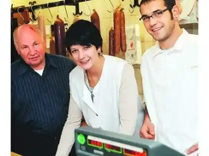Werner Sch&ouml;lzel (links) mit seinem Nachfolger Oliver Horn und dessen Freundin Nina Logemann.