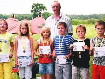 Der MSC-Vorsitzende Rainer Bohlken &uuml;berreicht die Urkunden an die erfolgreichsten Turnierteilnehmer.